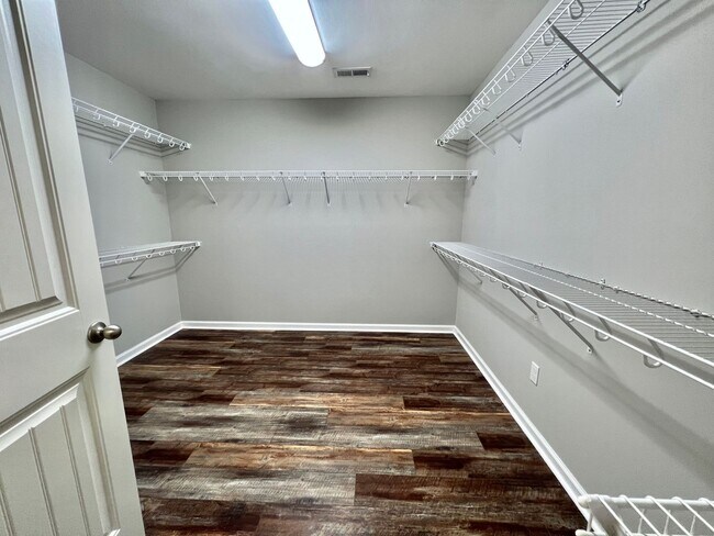 Building Photo - 4 Bed, 3 Bath w/ 2 Car Garage and Fenced Backyard