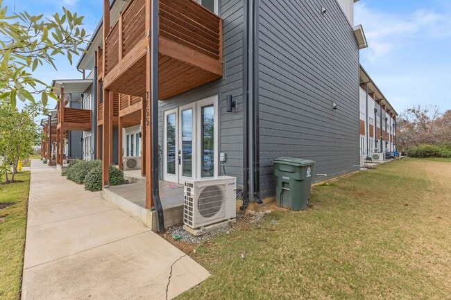 Building Photo - South Broad St Townhome, Walk to the Riverwalk!