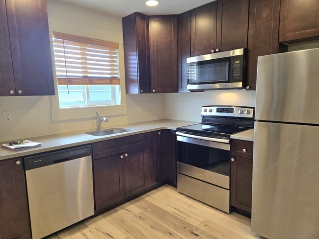 Building Photo - 2 bedrooms, 2 bathrooms