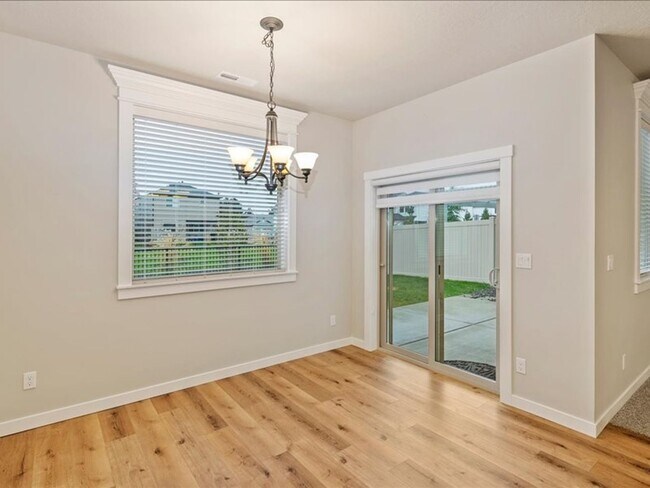 Building Photo - Free September Rent!  Beautiful Newer 4 Bed, 3 Bath located in the heart of Meridian - available ...