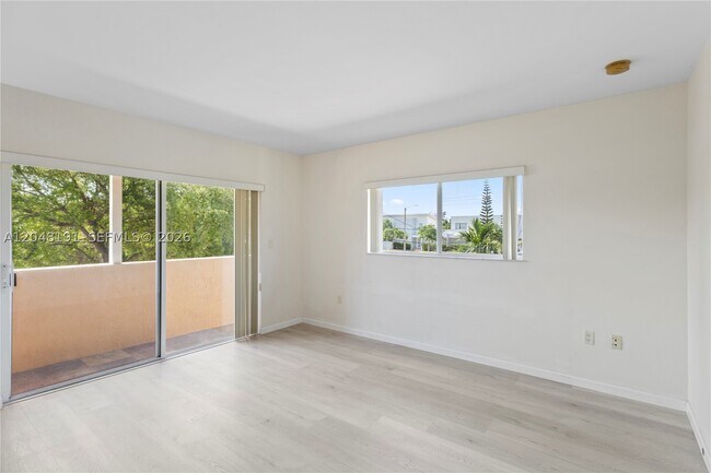 Building Photo - 2782 SW 33rd Ave