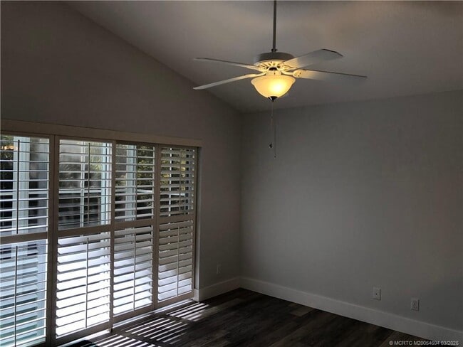 Building Photo - 629 NW San Remo Cir