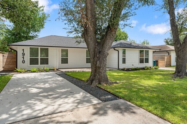 Building Photo - 1910 Lynnview Dr