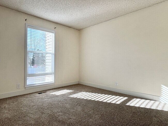 Building Photo - Beautiful Sandy Remodel Near Union Park!