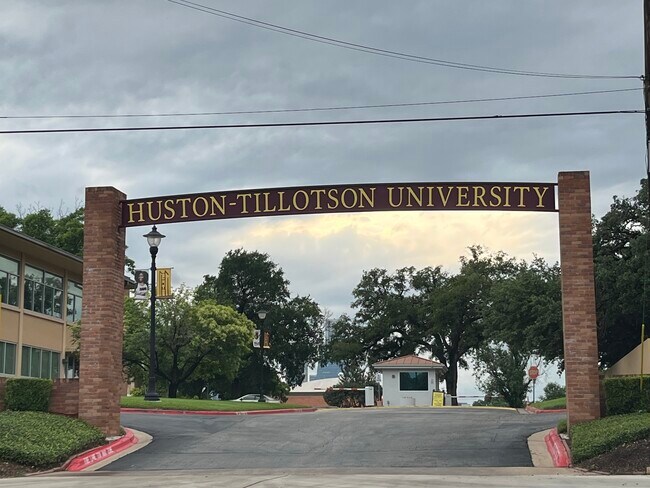 Building Photo - 1904 E 10th St