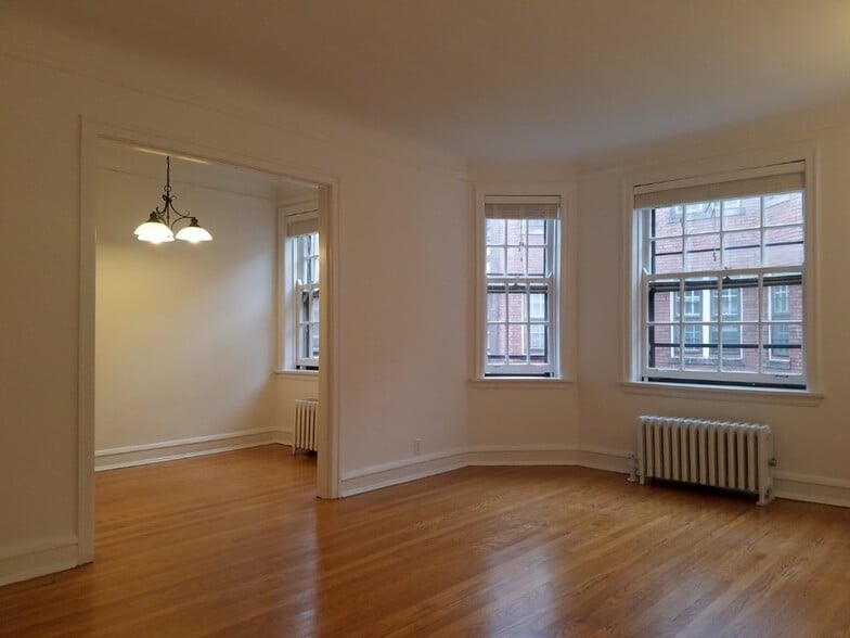 Building Photo - 1649 W Touhy Ave