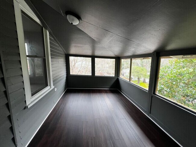 Building Photo - Great Home in Historic Earlewood