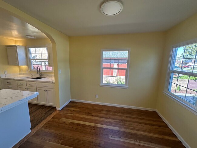 Building Photo - Cute NE 2 Bedroom, 1 Bath Home close to Hancock College