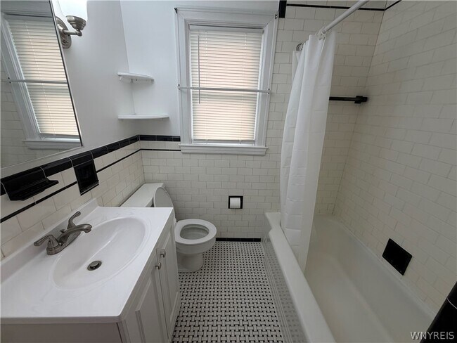 Building Photo - 806 Cleveland Dr