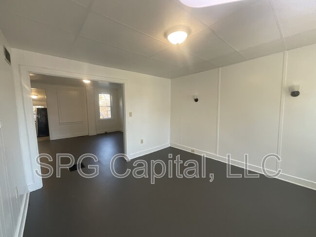 Building Photo - 305 N Newberry St