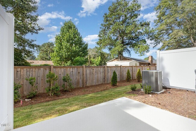 Building Photo - 172 Paramount Dr