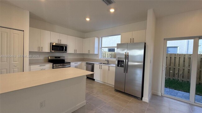 Building Photo - 1096 SE 2nd St