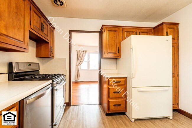 Building Photo - Charming 3 Bedroom Home with Fantastic Outdoor Space - Animals Welcome!