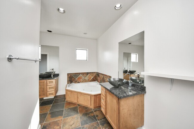 Building Photo - 2911 Chartres St