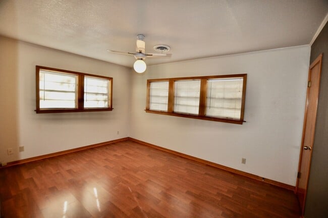 Building Photo - FOR LEASE! Nice 5 BR - 3 Bath - 2,600+ sf ...