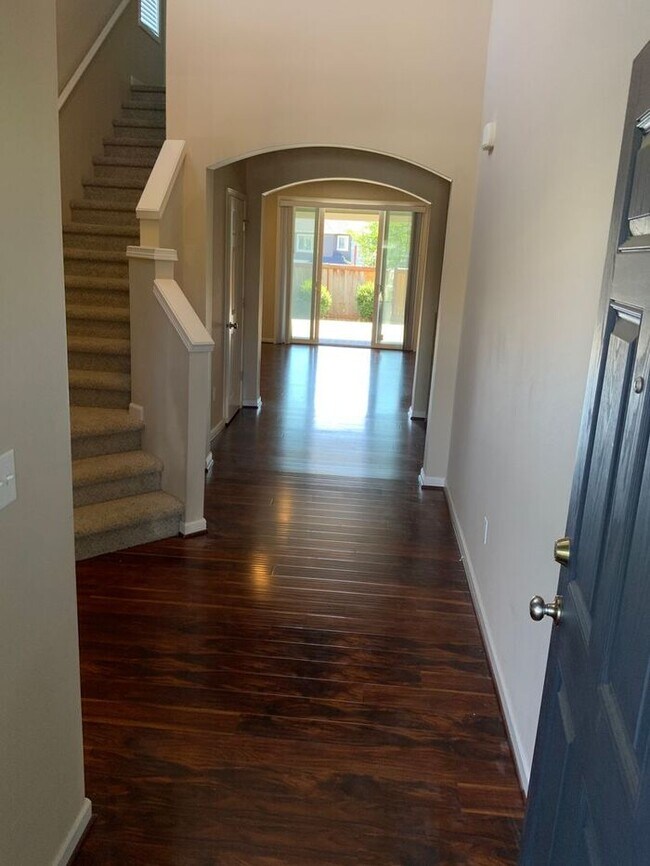 Building Photo - AVAILABLE NOW!! Puyallup 4bdr 2.5bath home...