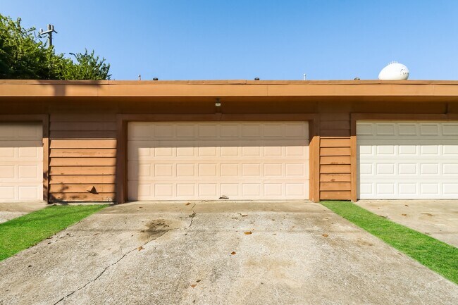 Building Photo - 3003 Falk Ct