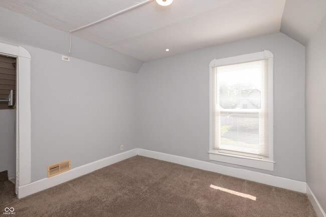 Building Photo - 330 N Holmes Ave