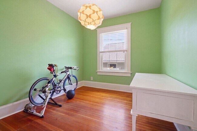 Building Photo - Downtown Raleigh Bungalow: Available September 11th