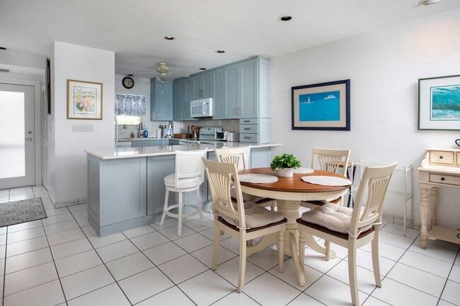 Building Photo - 1 Bedroom 1 Bathroom Furnished Second Floor Direct Ocean View Condo Lease dates: 5/1/2026 - 12/31...