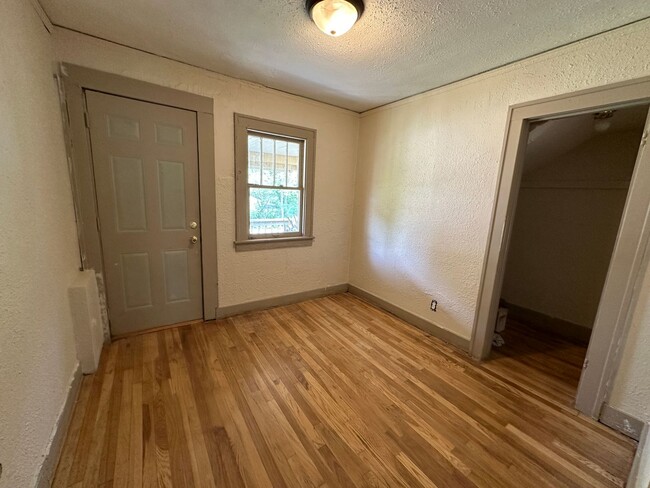 Building Photo - 1119 Alexander St SE