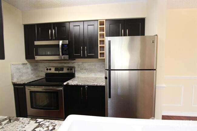 Building Photo - 208 Ravens Crest Dr