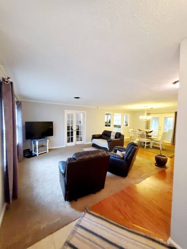 Building Photo - Desireable Home in Surfside Beach just blocks from the ocean