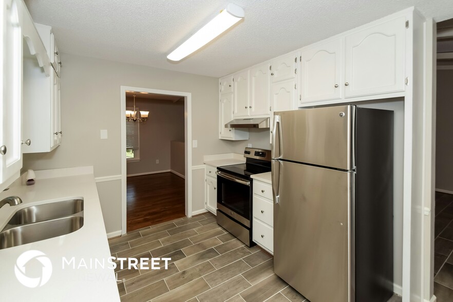 Building Photo - 920 19th Ave NW