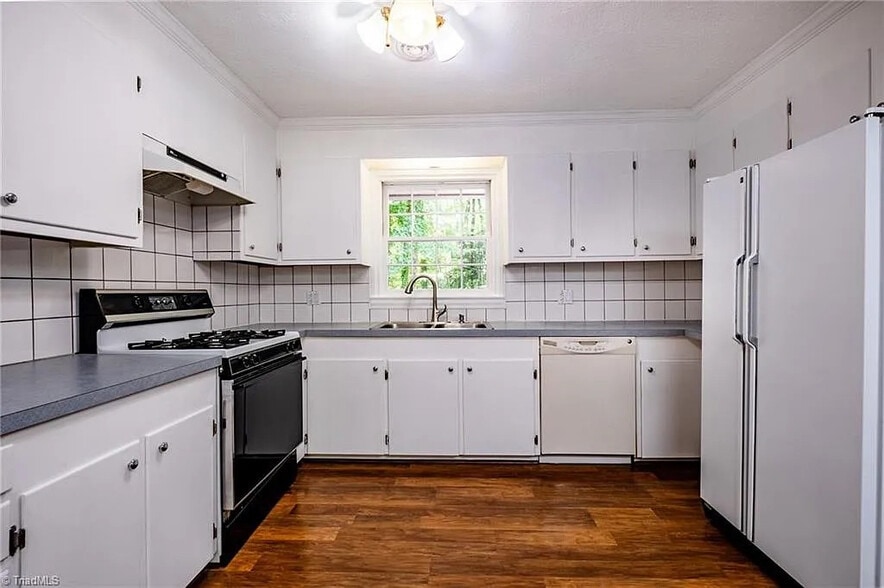 Building Photo - Room in House on Kinnamon Rd