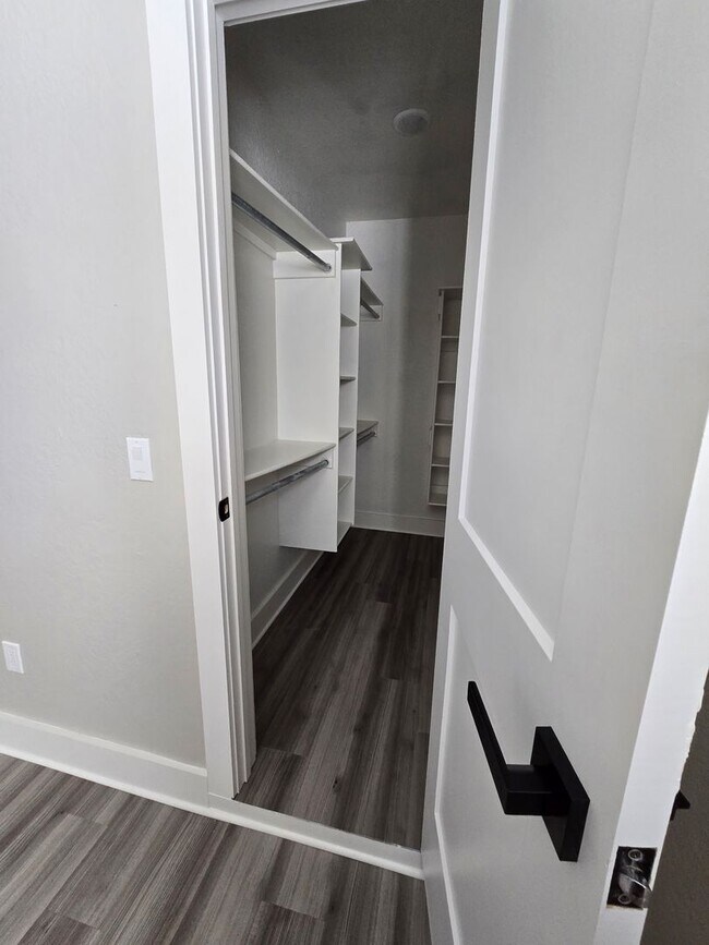 Building Photo - 3 Bed 2 Bath Apartment