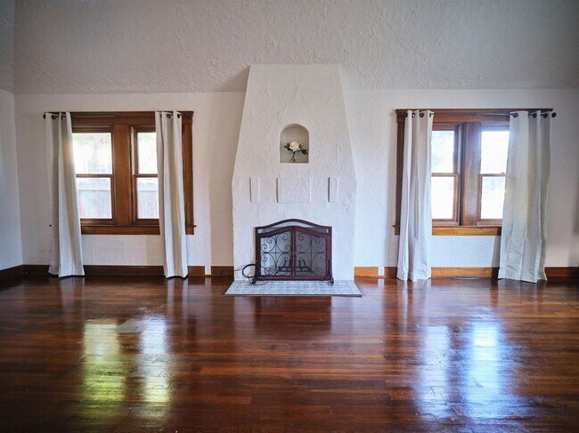 Building Photo - Charming 3 Bedroom in Historical Tower District