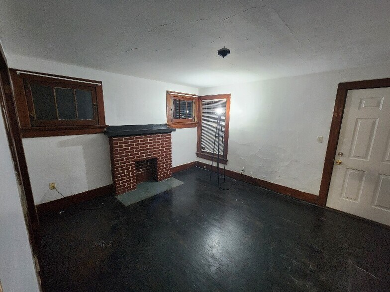 Primary Photo - 3207 N Main St