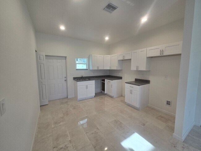 Building Photo - Brand New 2/2/1- SW Lehigh Acres