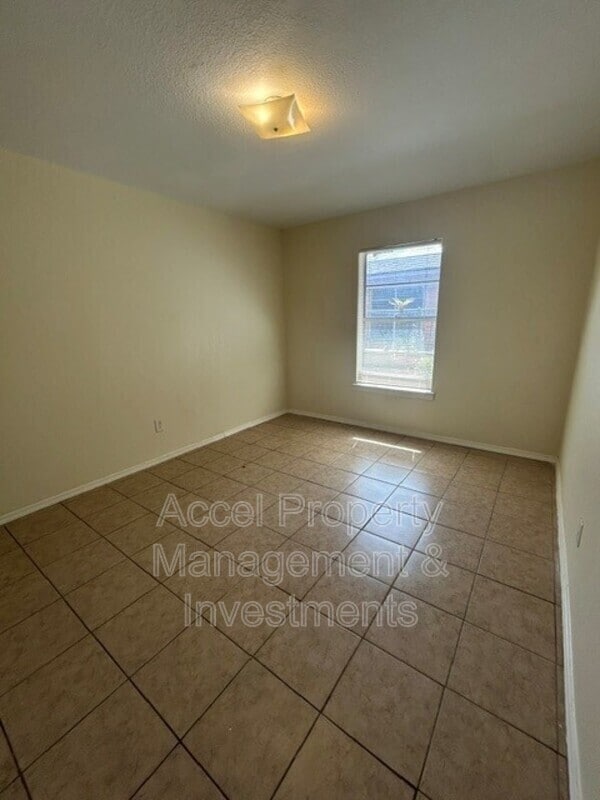 Building Photo - 2409 Gumwood Ave W