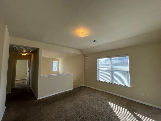 Building Photo - Move-in ready Charming 4-Bed, 2.5-Bath Hom...