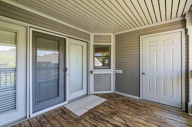 Building Photo - Awesome 2BE/2BA condo in Green Hills!