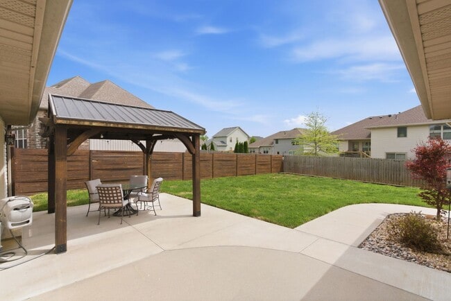 Building Photo - 3 Bedroom | 2 Bathroom | 2 Car Garage| Ozark MO | Fireplace | Separate Green House/Office | Fence...