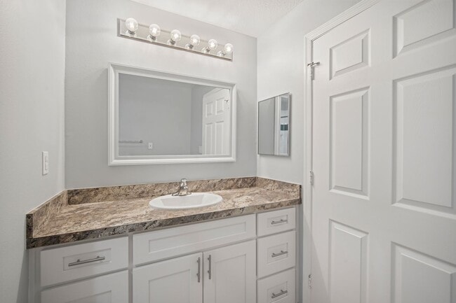 Building Photo - Renovated 2BR/2BA Condo With a Garage in I...
