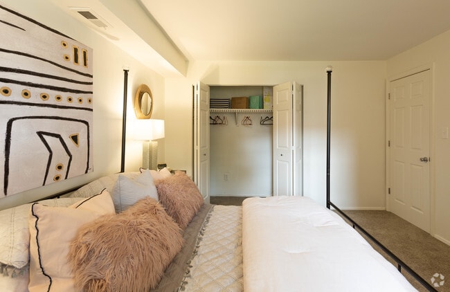 2BR, 2BA - 899 SF - Chapel Manor Apartments