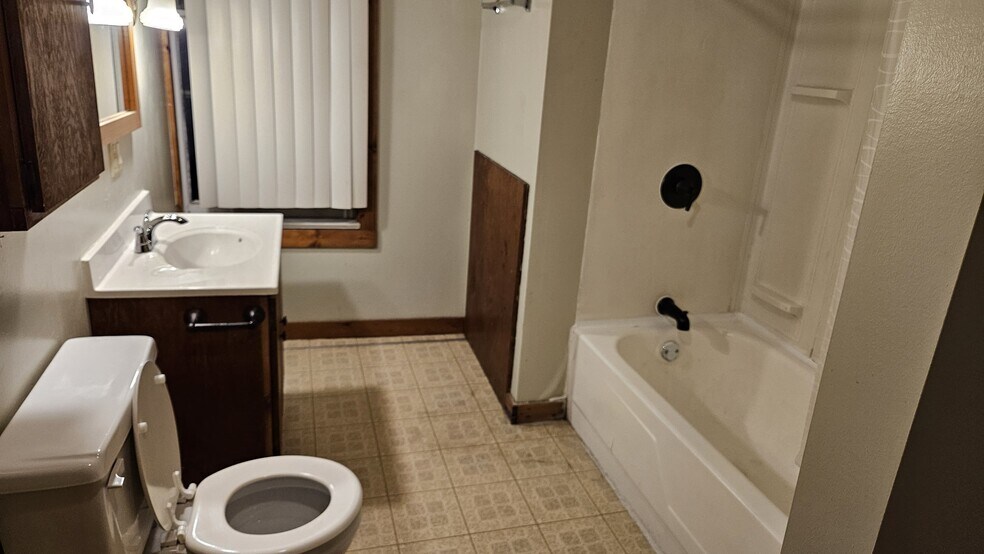 Building Photo - 1208 Highland Ave