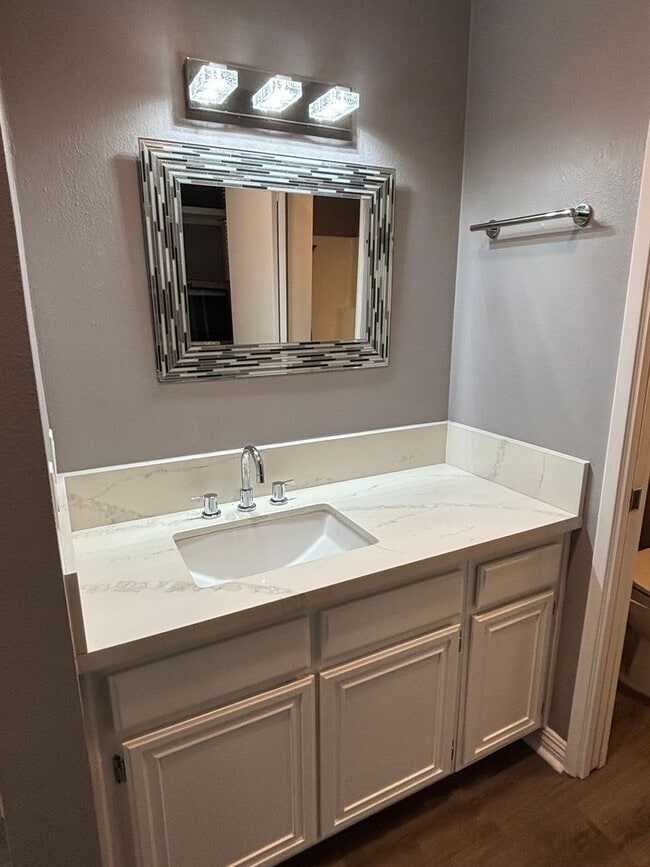 Building Photo - Two Masters Plus Loft Updated Condo in Long Beach