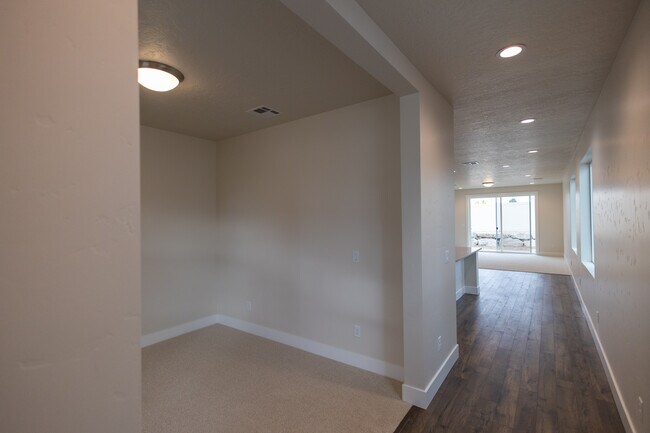 Building Photo - 5558 W Aralia Dr