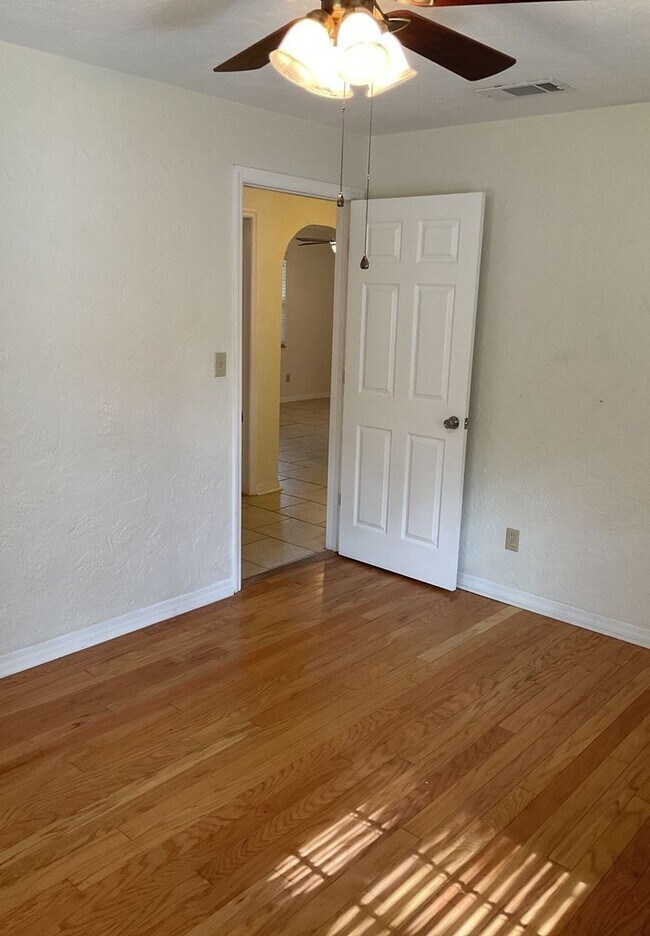 Building Photo - Beautiful Remodeled Home In Floral Park Neighborhood