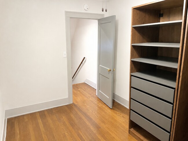 Building Photo - Available Stunning 5-Bedroom, 3-Bath Townhome with High-End Finishes