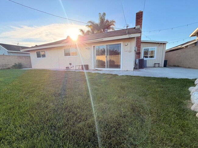 Building Photo - Beautiful 4 Bedroom Huntington Beach House For Rent!