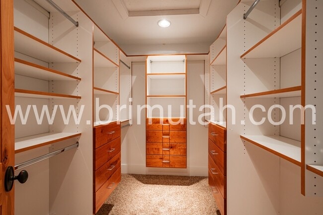 Building Photo - 105 Young Oak Rd