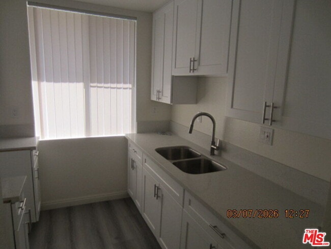 Building Photo - 1212 Beachwood Dr