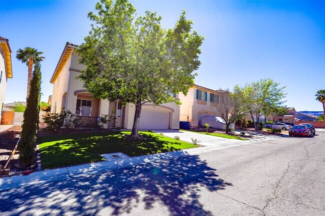 Building Photo - Southwest Pool Home With First Floor Bed And Bath