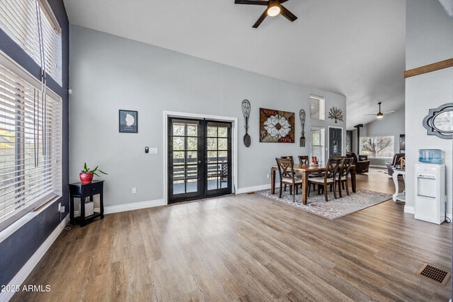 Building Photo - 1207 N Arrowhead Dr