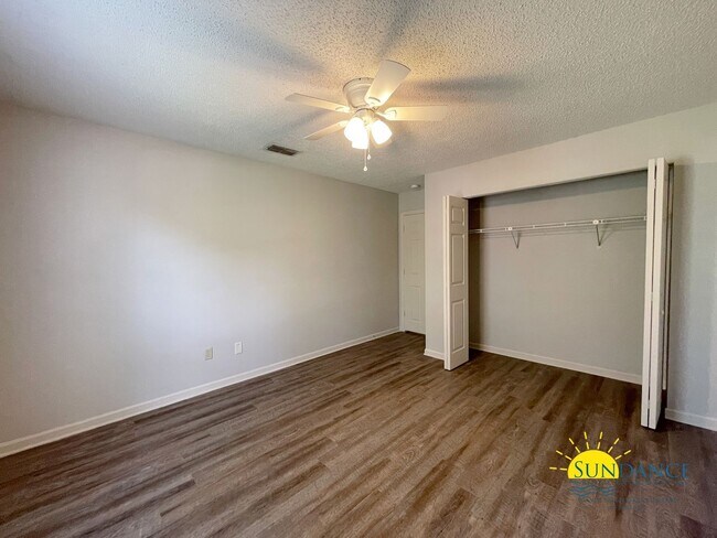 Building Photo - Stunning 3 Bedroom Townhome in Shalimar!